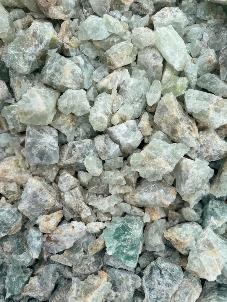 Raw high-purity fluorspar 97% used in precision welding and cutting applications.