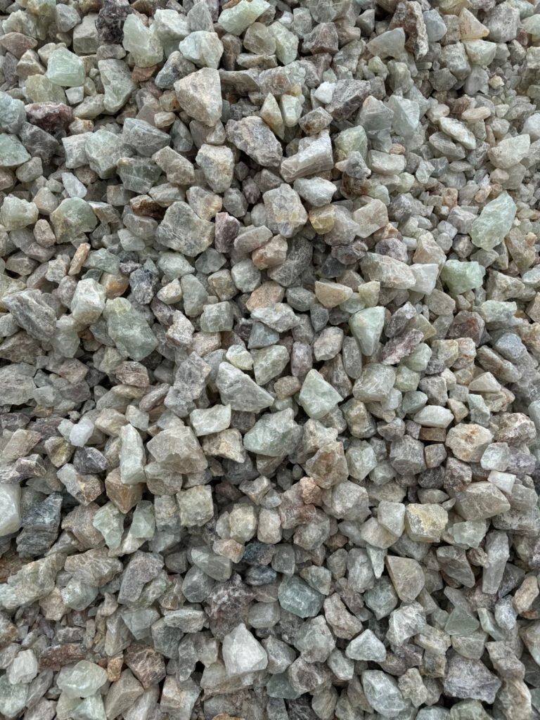 High-purity fluorspar 97% in raw form, ideal for welding and cutting applications.